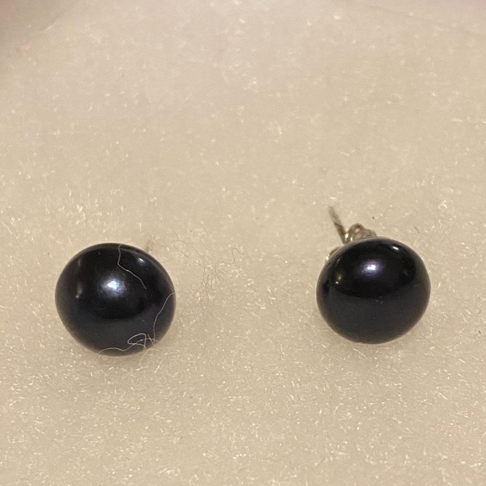 Black pearl earrings
